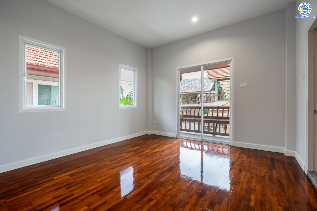 บ้านมือสองตกแต่งใหม่ ม.นนทรี5 พระราม5 เนื้อที่ 60 ตร.ว. ฟังก์ชัน 3 ห้องนอน 3 ห้องน้ำ 1 ห้องอเนกประสงค์ 1 ห้องแม่บ้านพร้อมห้องน้ำในตัว จอดรถได้ 2 คัน บนสุดยอดทำเล! ใกล้รถไฟฟ้า "สถานีแยกติวานนท์" และทางด่วน"ศรีรัช" ขับรถเพียง 5 นาที ก็ถึงวงเวียนพระราม5 ที่เชื่อมต่ออีกหลายหลายเส้นทางได้อย่างรวดเร็ว